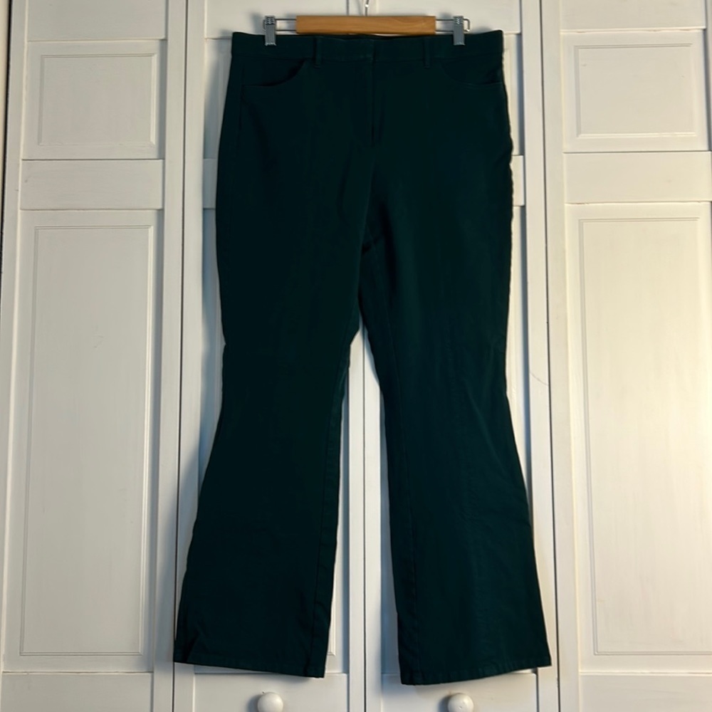 Isaac Mizrahi Live Flare Pants Slacks w/ Center seams down legs Green Size 14